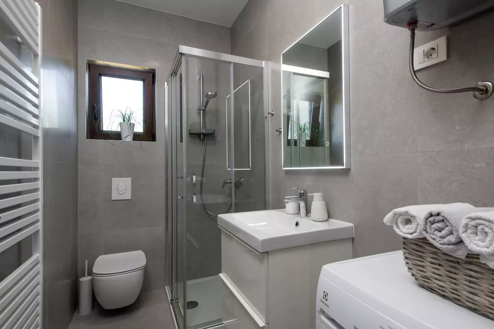 Villa Silentio with Jacuzzi and Pool (4+2)-Badkamer