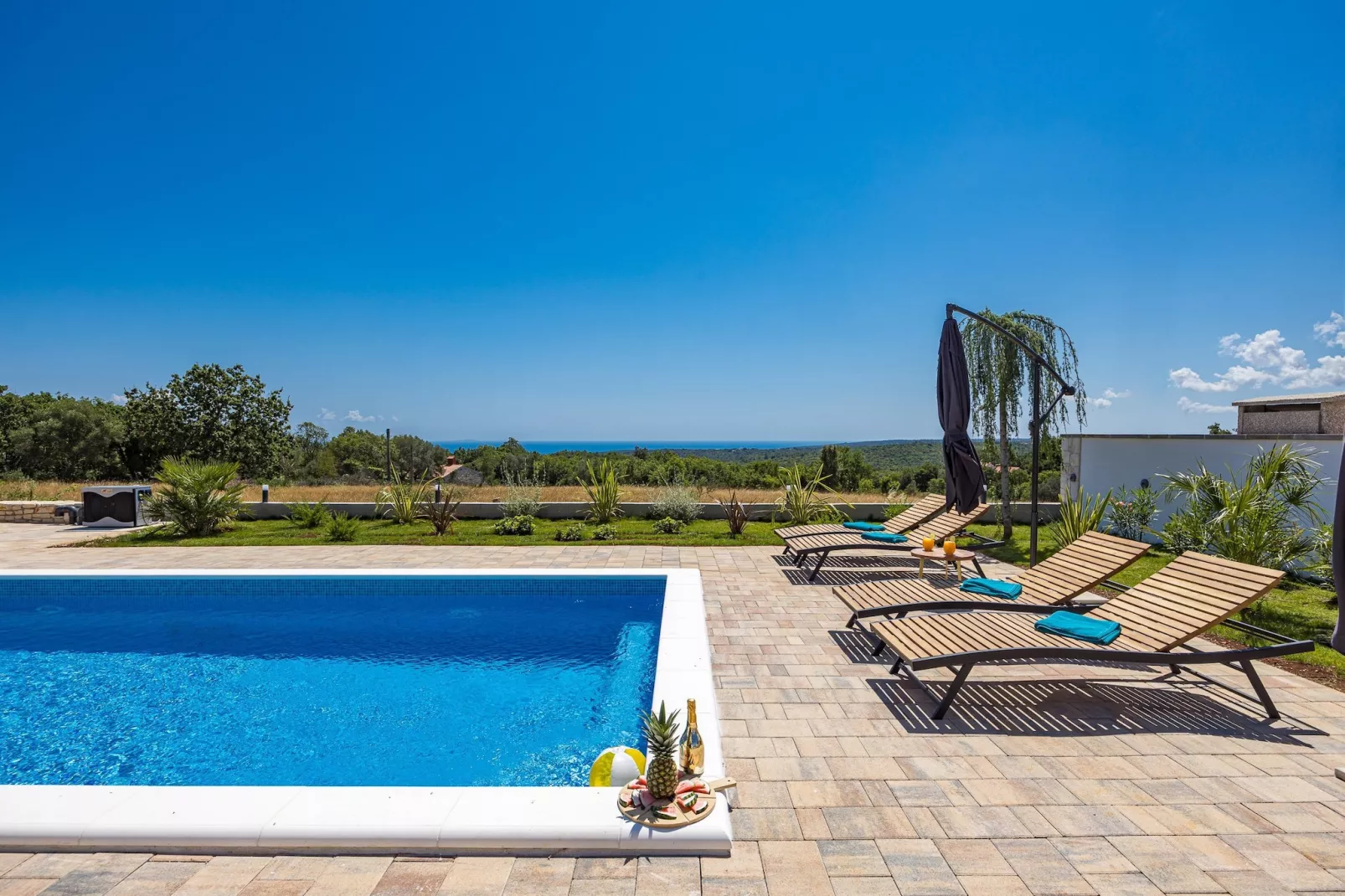 Enchanting Villa Bianca North with Pool and Jacuzz