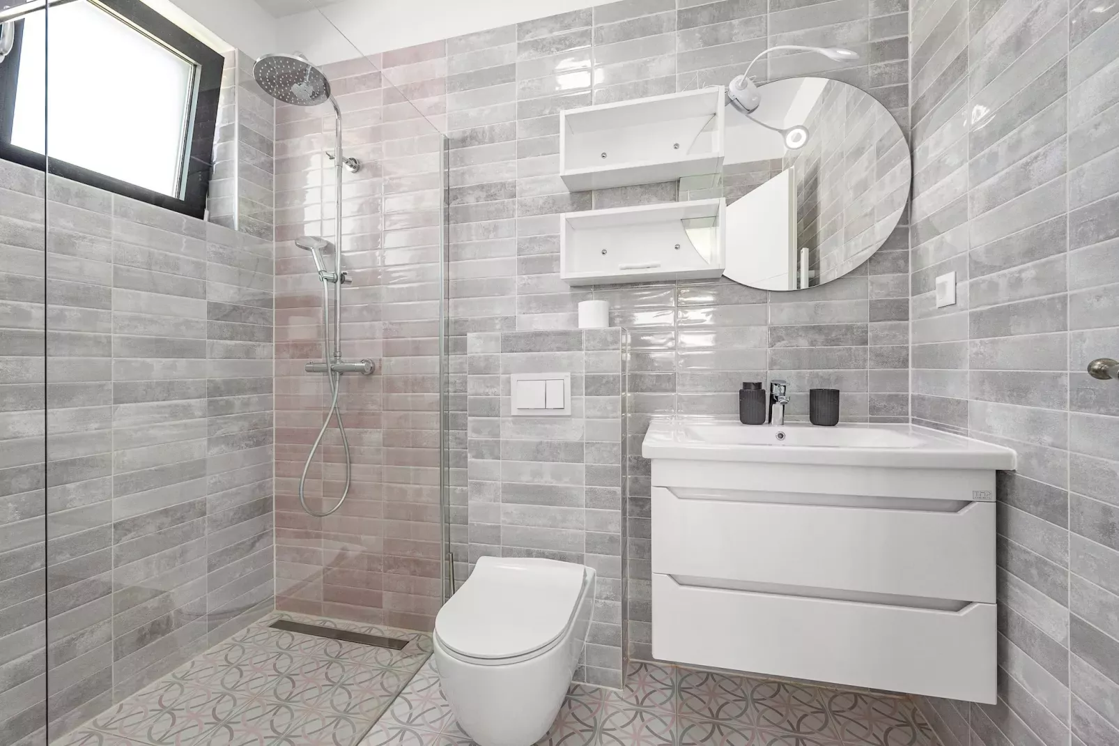 Enchanting Villa Bianca North with Pool and Jacuzz-Badkamer