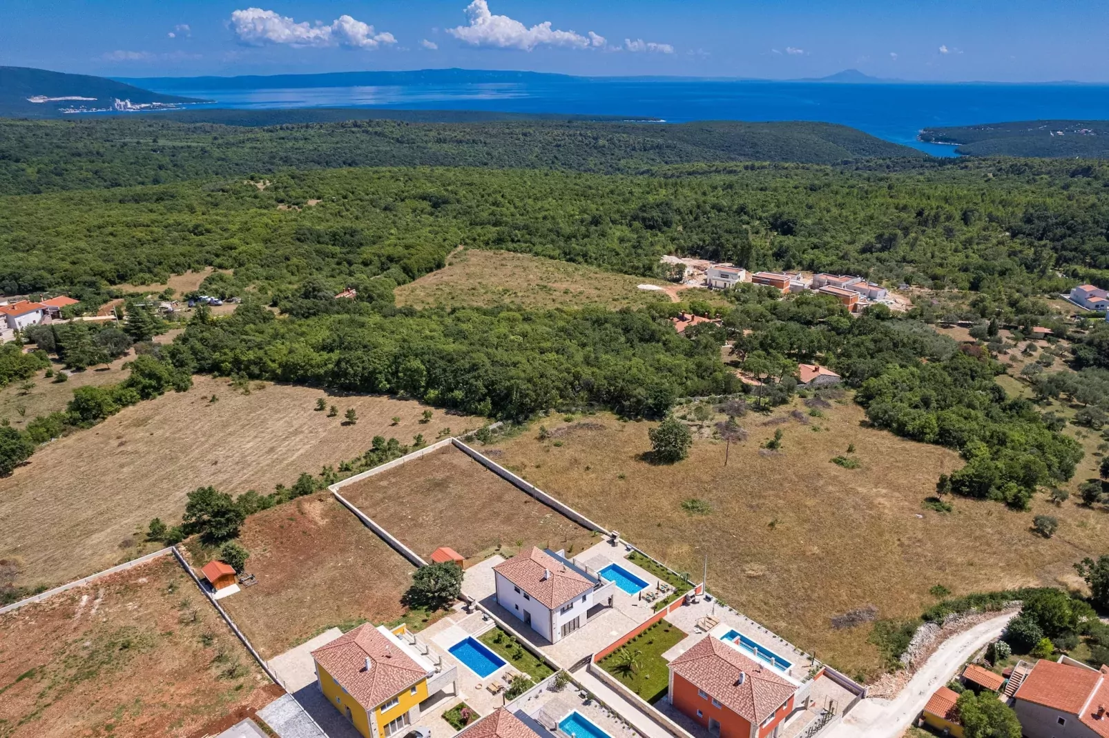 Enchanting Villa Bianca North with Pool and Jacuzz-Buitenlucht