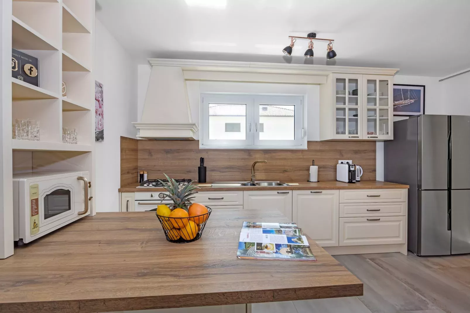 Enchanting Villa Magdalena East with Pool and Jacu-Keuken