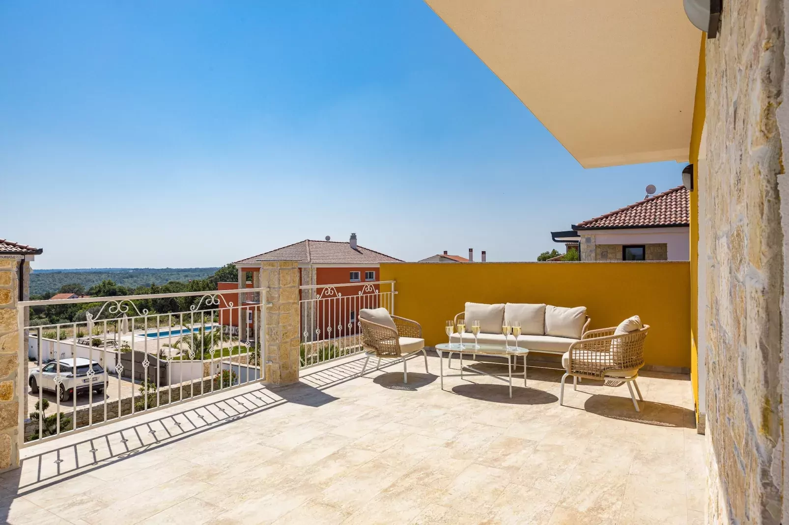 Enchanting Villa Magdalena East with Pool and Jacu-Terrasbalkon
