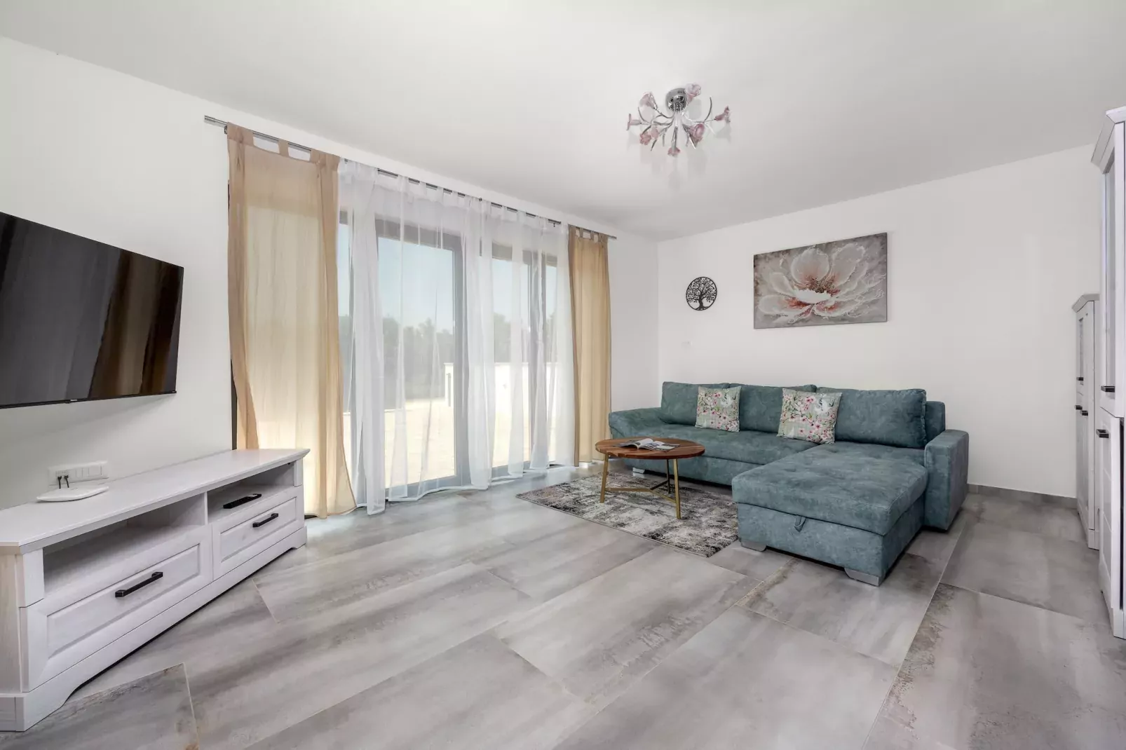 Enchanting Villa Magnolia West with Pool and Jacuz-Woonkamer