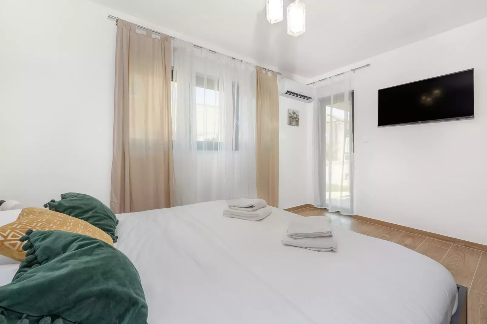 Enchanting Villa Magnolia West with Pool and Jacuz-Slaapkamer