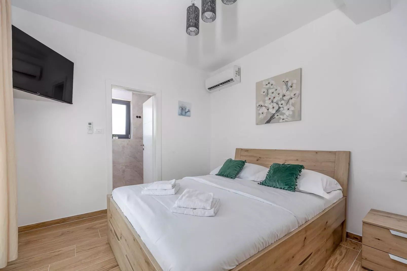 Enchanting Villa Magnolia West with Pool and Jacuz-Slaapkamer