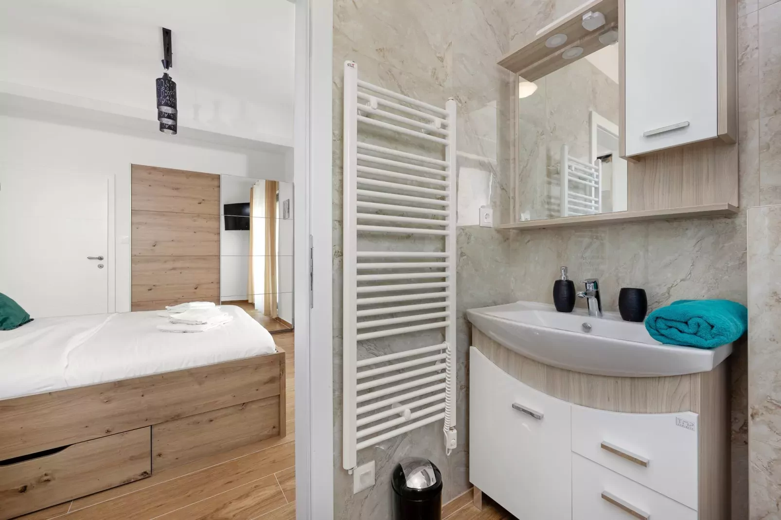 Enchanting Villa Magnolia West with Pool and Jacuz-Badkamer