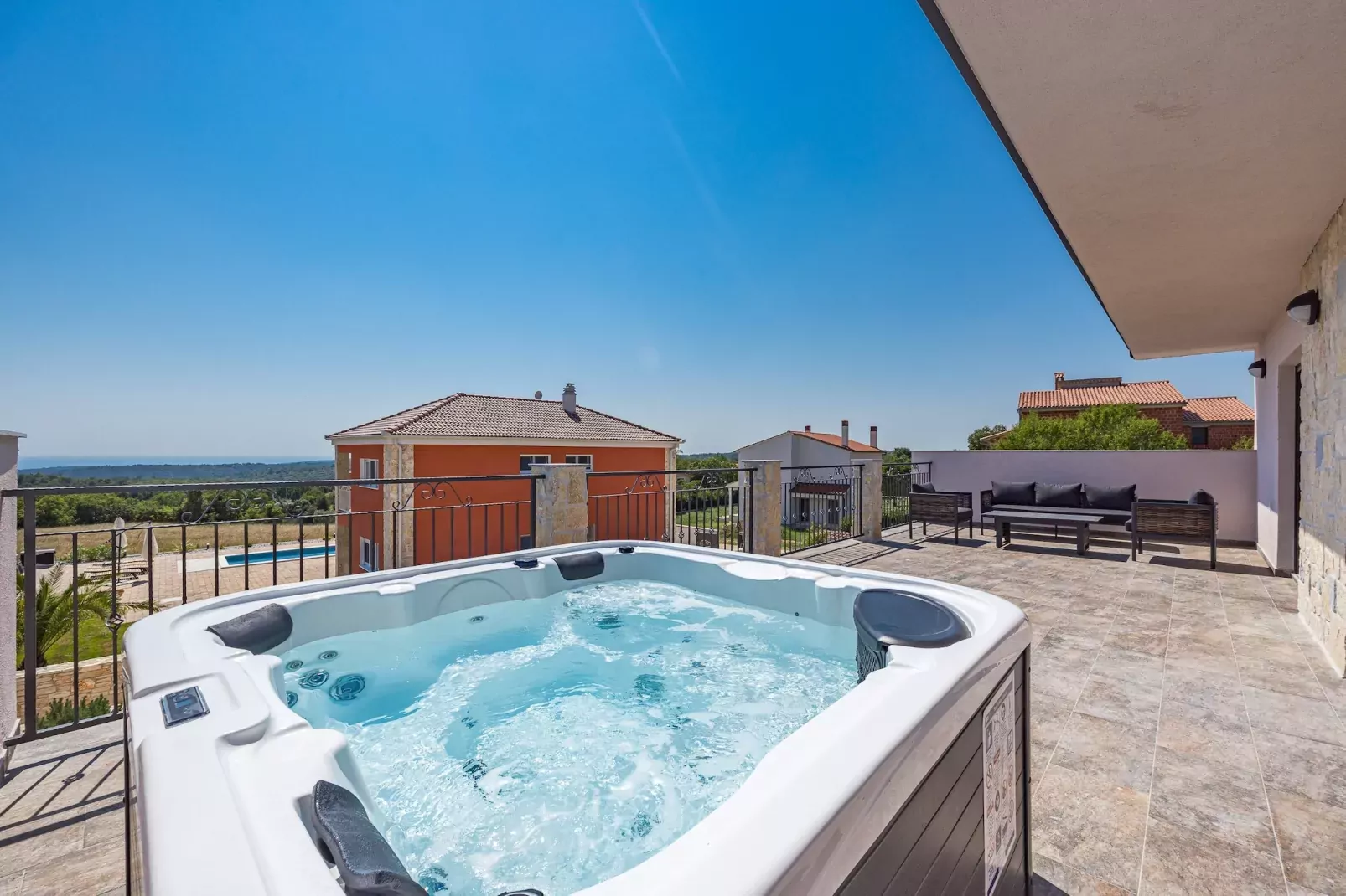 Enchanting Villa Magnolia West with Pool and Jacuz-Terrasbalkon