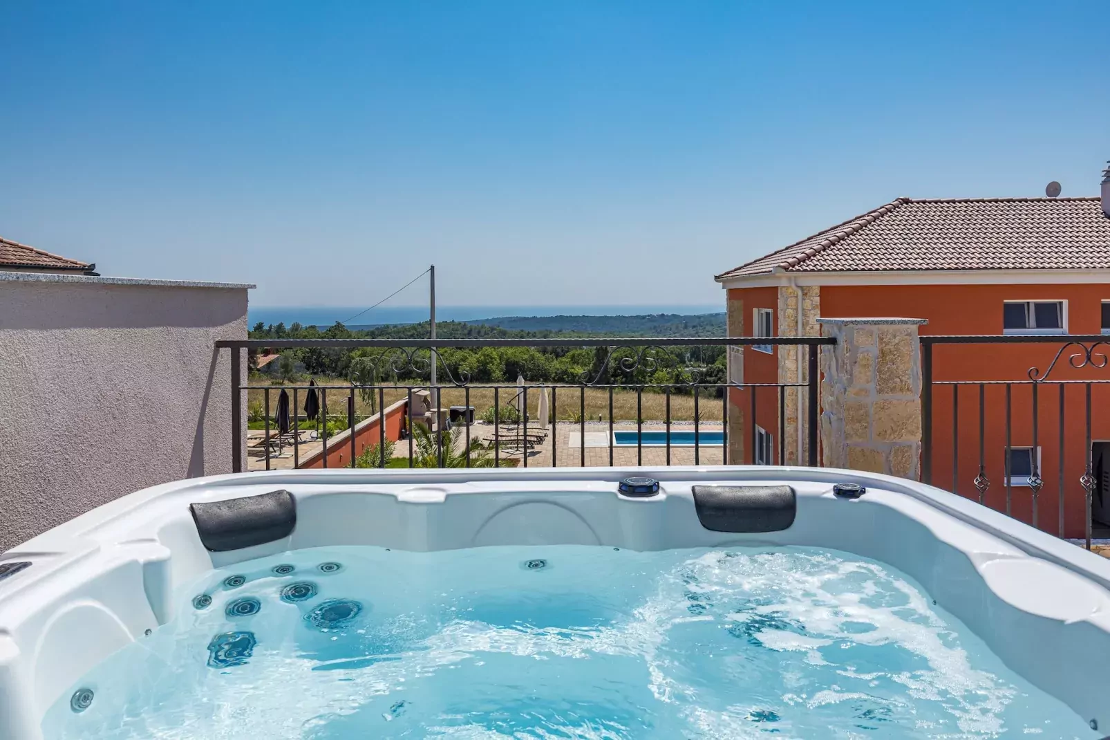 Enchanting Villa Magnolia West with Pool and Jacuz-Terrasbalkon