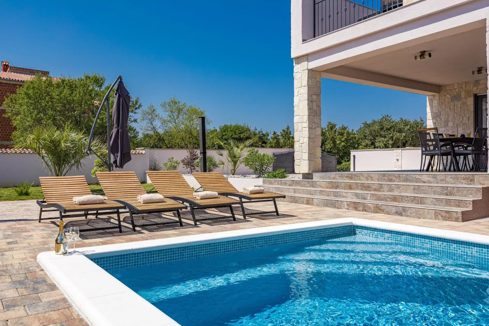 Enchanting Villa Magnolia West with Pool and Jacuz-Buitenlucht