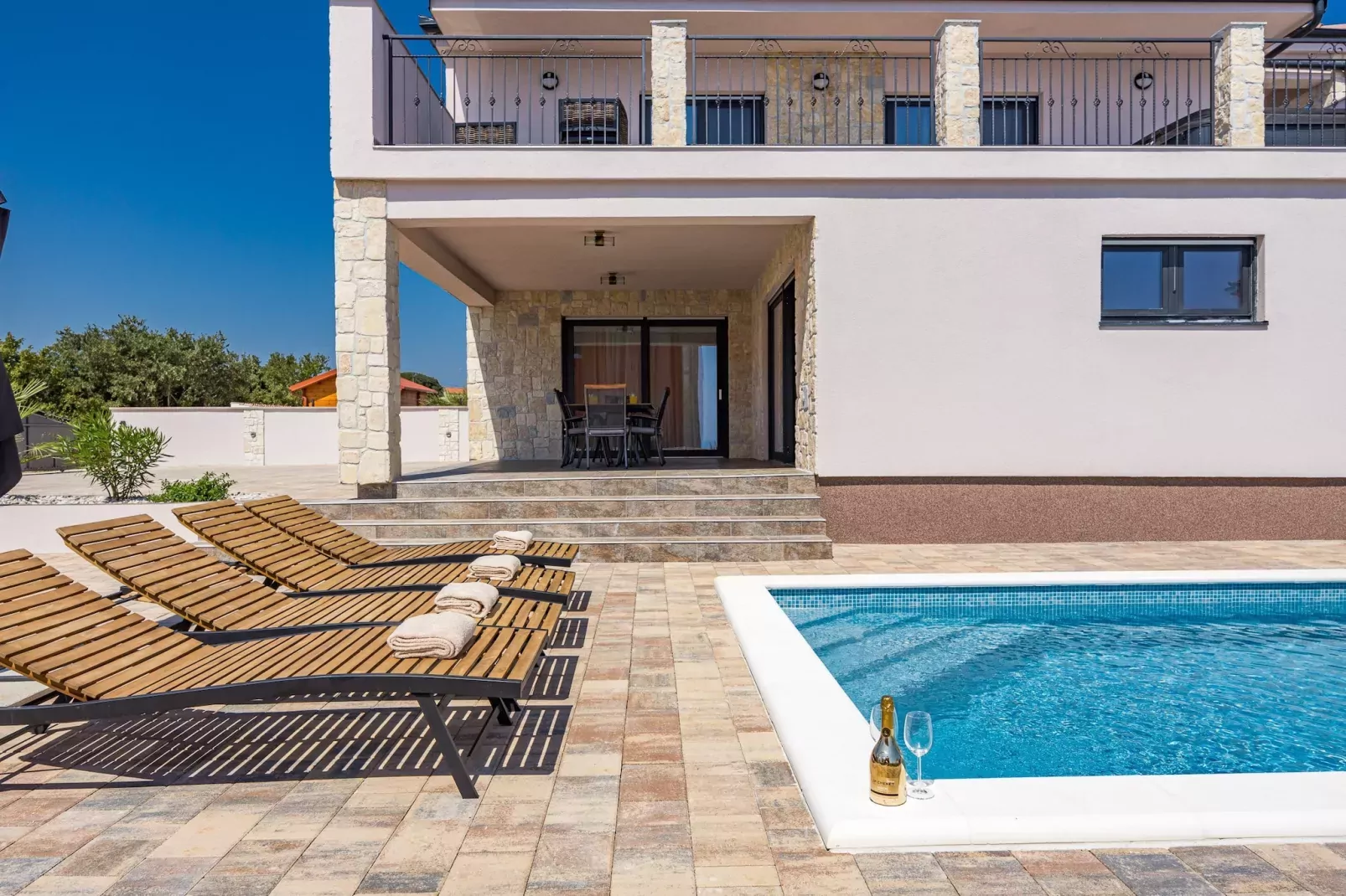 Enchanting Villa Magnolia West with Pool and Jacuz-Buitenlucht