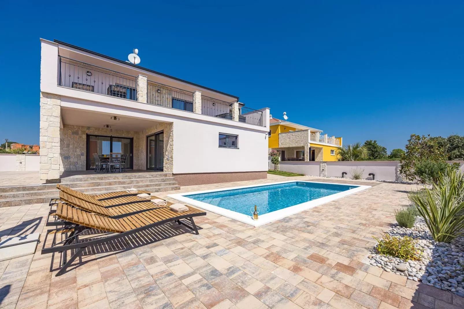 Enchanting Villa Magnolia West with Pool and Jacuz-Buitenlucht