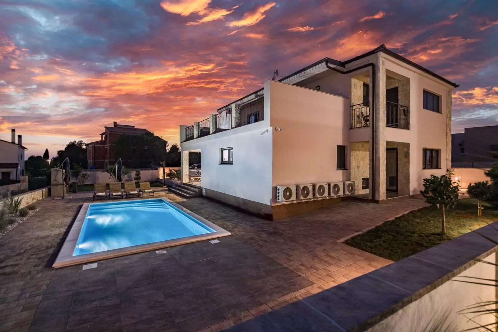Enchanting Villa Magnolia West with Pool and Jacuz-Buitenlucht