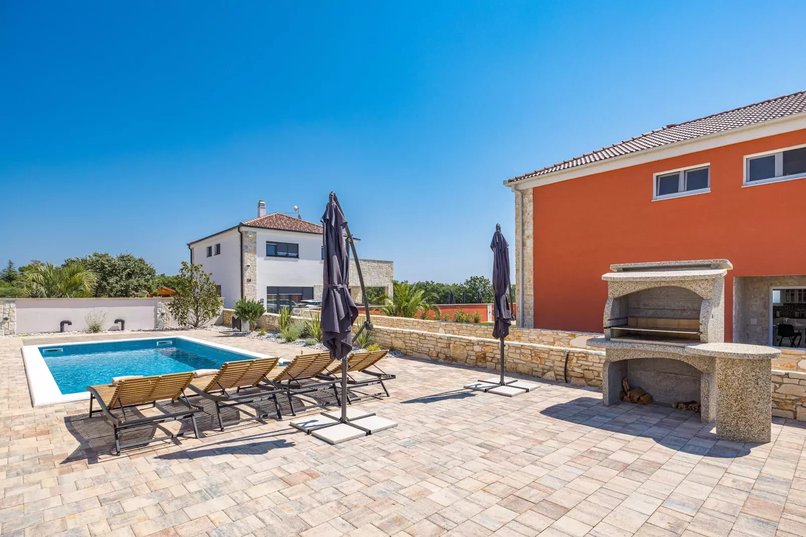 Enchanting Villa Magnolia West with Pool and Jacuz-Buitenlucht