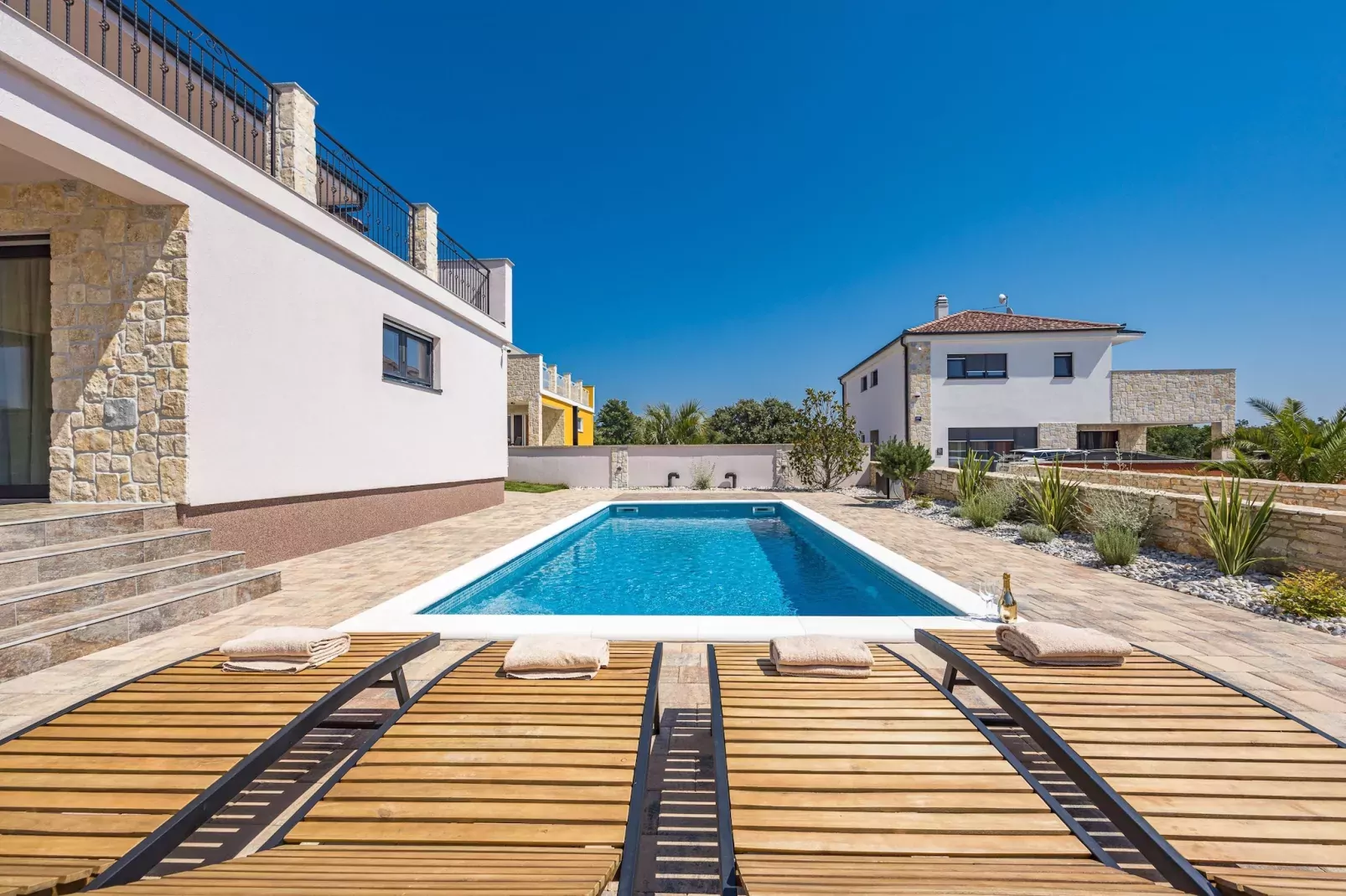 Enchanting Villa Magnolia West with Pool and Jacuz-Buitenlucht