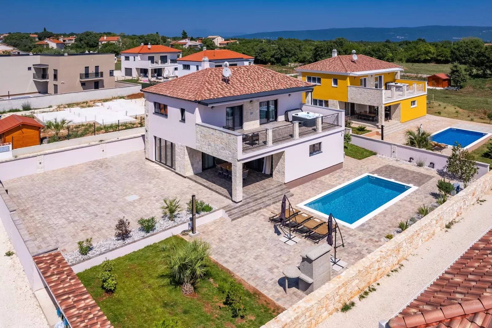 Enchanting Villa Magnolia West with Pool and Jacuz-Buitenlucht
