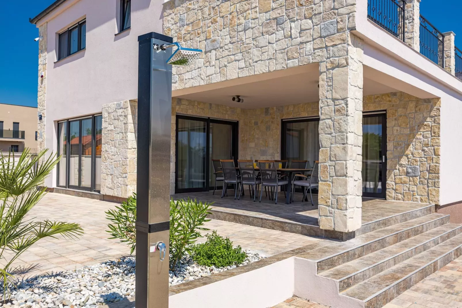 Enchanting Villa Magnolia West with Pool and Jacuz-Buitenlucht