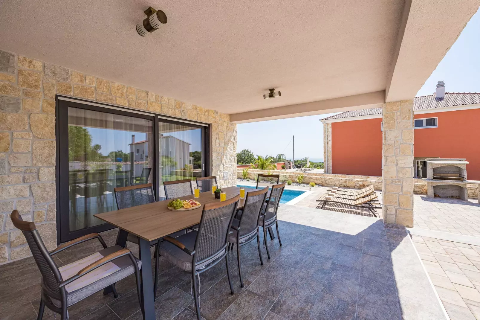 Enchanting Villa Magnolia West with Pool and Jacuz-Terras