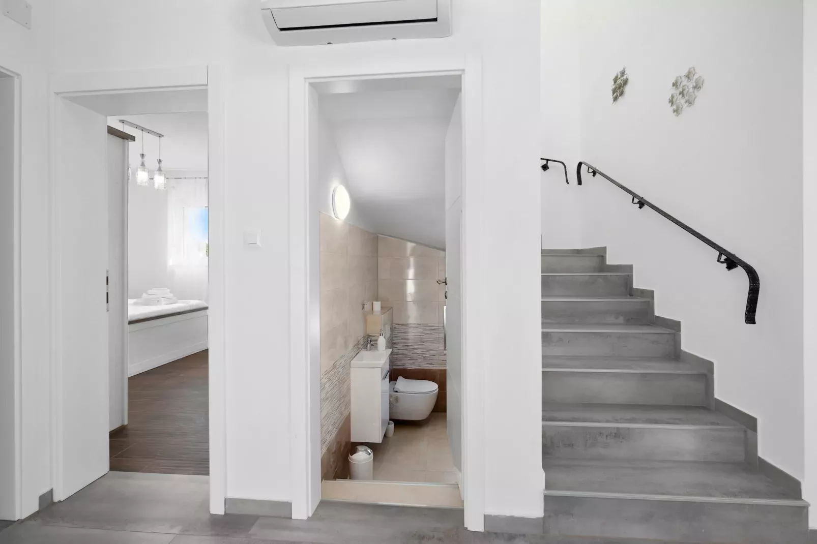Enchanting Villa Rossa South with Pool and Jacuzzi-Overloop