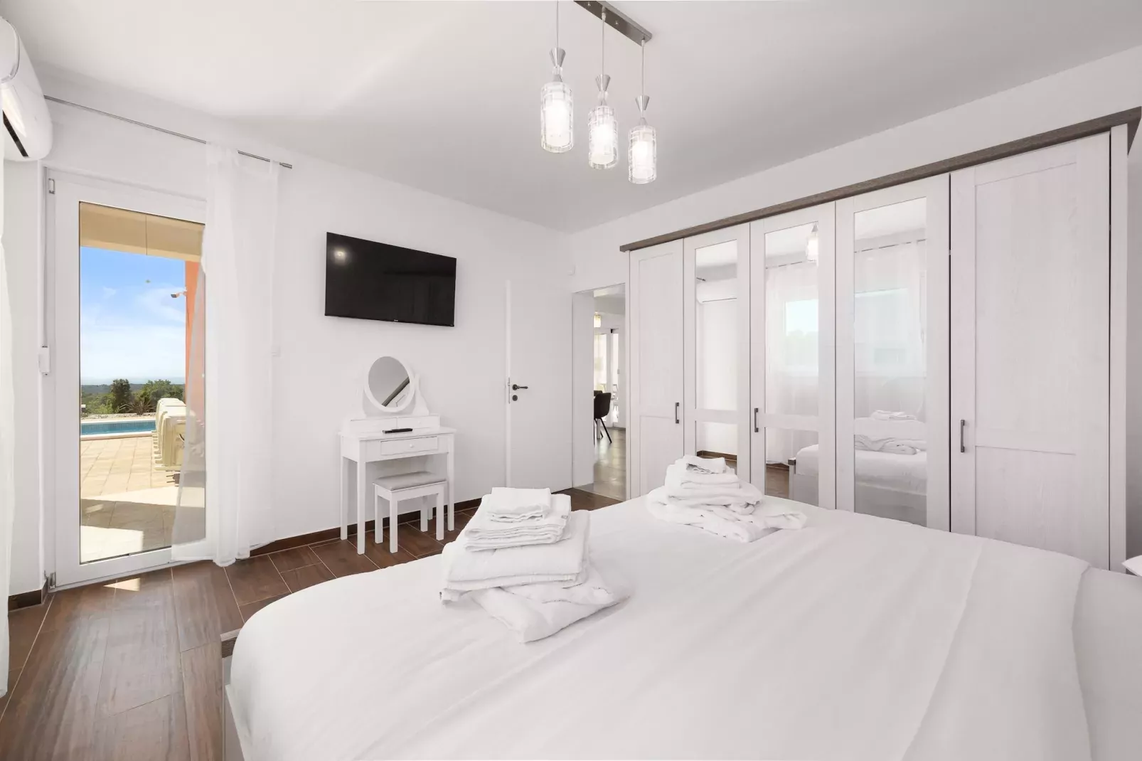 Enchanting Villa Rossa South with Pool and Jacuzzi-Slaapkamer