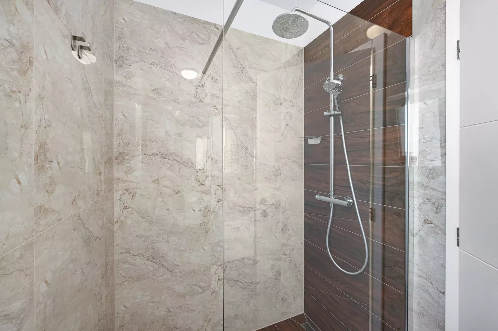 Enchanting Villa Rossa South with Pool and Jacuzzi-Badkamer