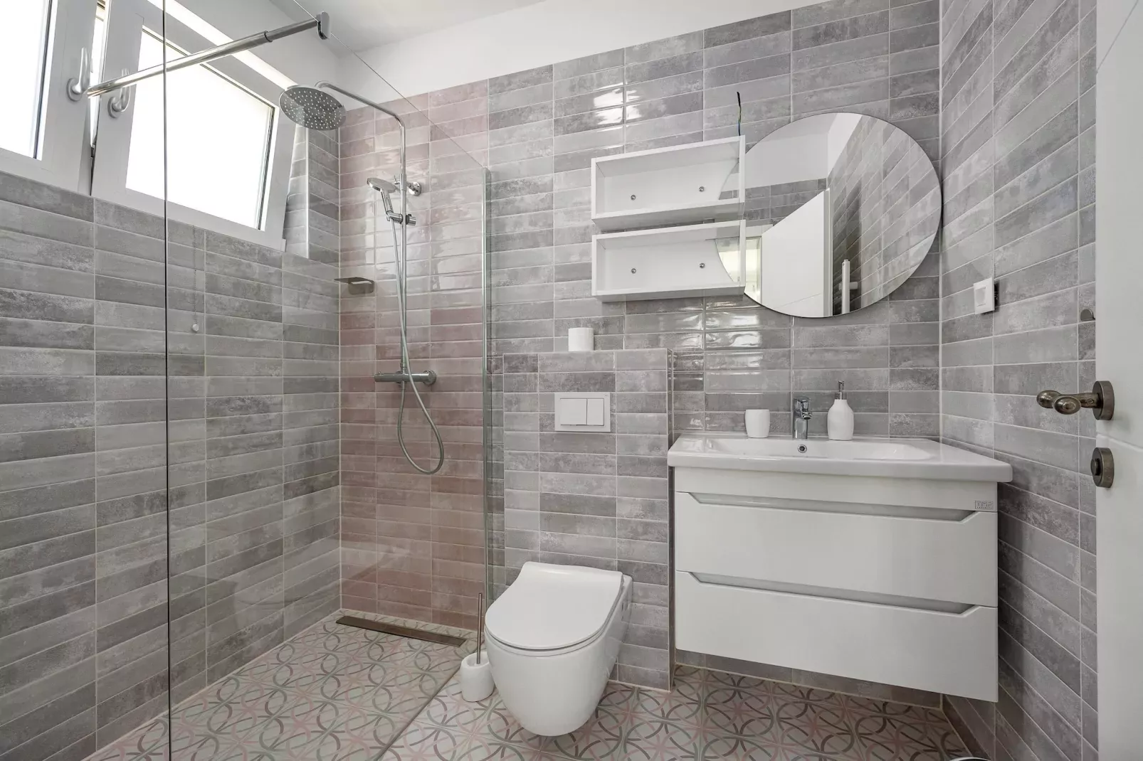 Enchanting Villa Rossa South with Pool and Jacuzzi-Badkamer