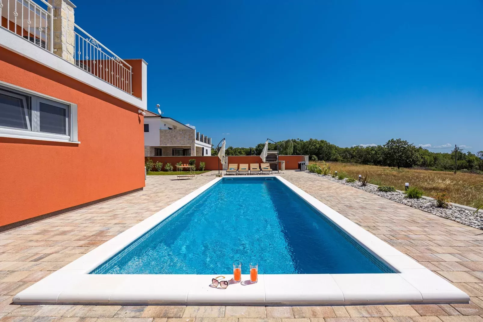 Enchanting Villa Rossa South with Pool and Jacuzzi-Buitenlucht