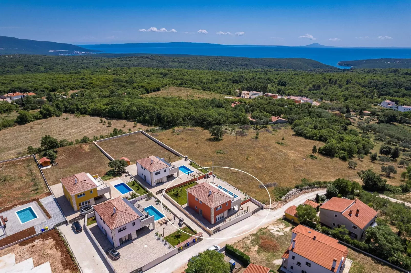 Enchanting Villa Rossa South with Pool and Jacuzzi-Buitenlucht