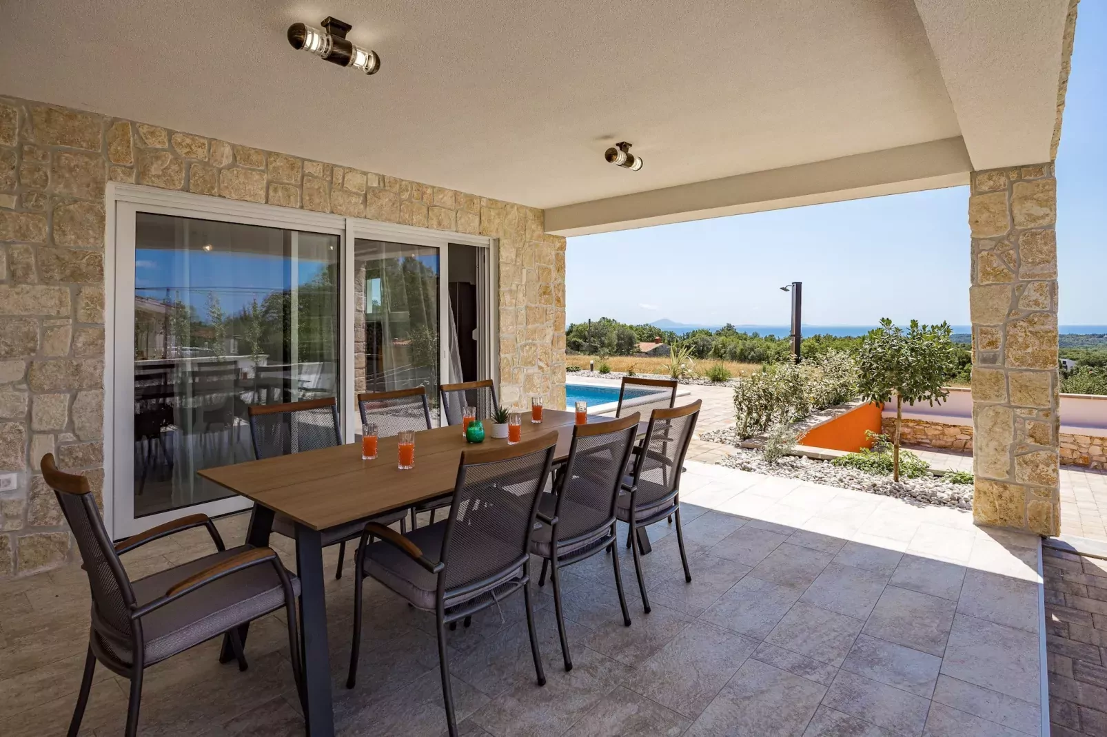 Enchanting Villa Rossa South with Pool and Jacuzzi-Terras