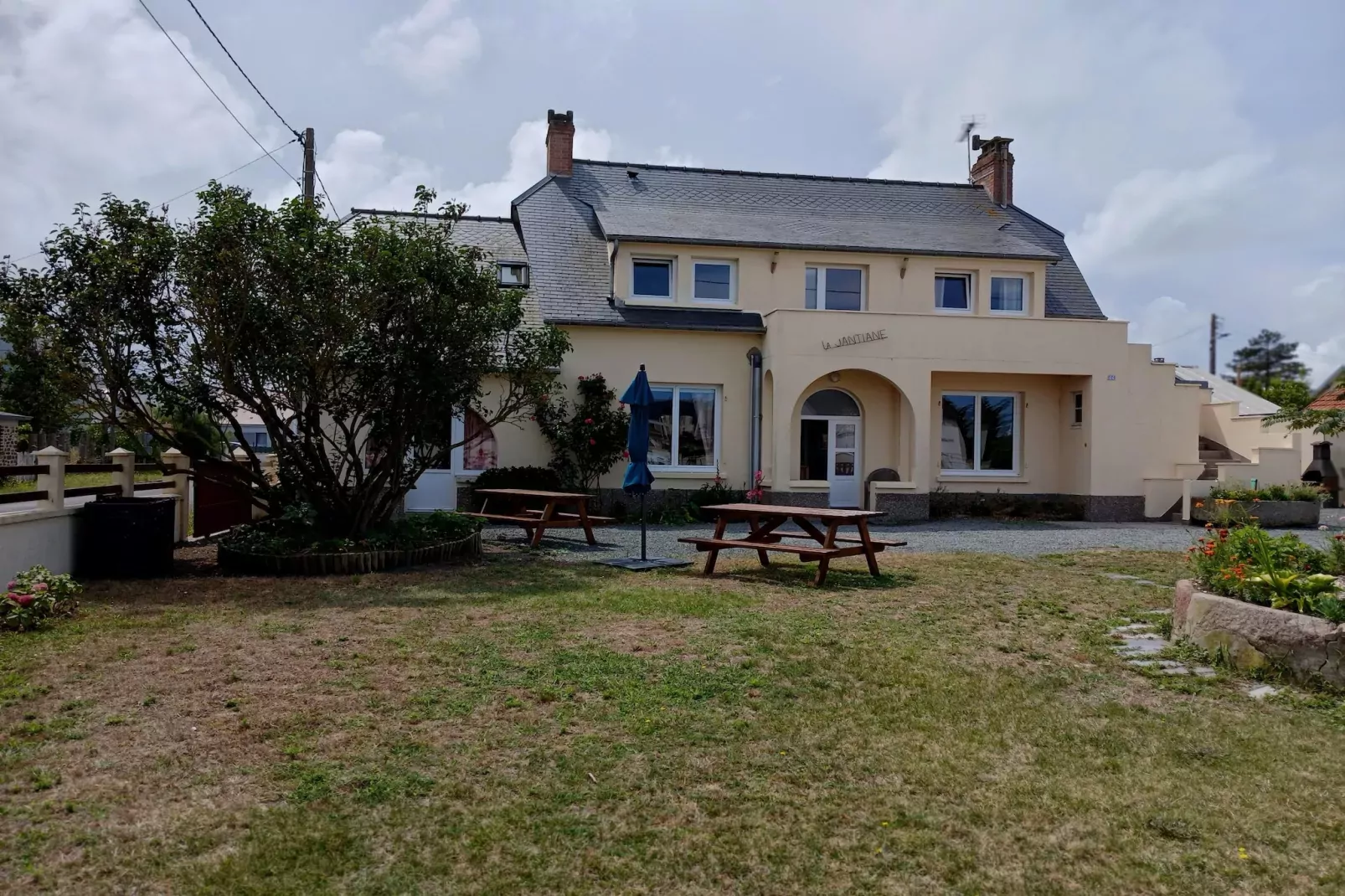Holiday home St Martin-de-Bréhal-Buitenkant zomer