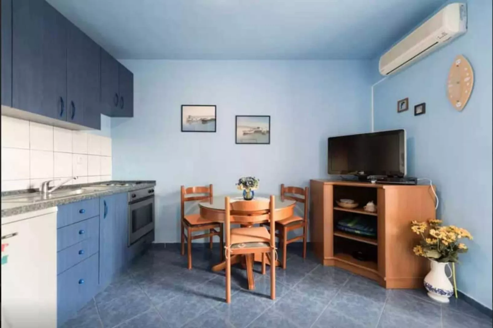 Villa Supetar Garden - Two Bedroom Apartment with Balcony-Woonkamer