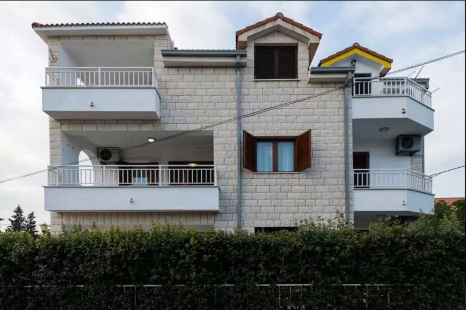 Villa Supetar Garden - Two Bedroom Apartment with Balcony-Buitenlucht