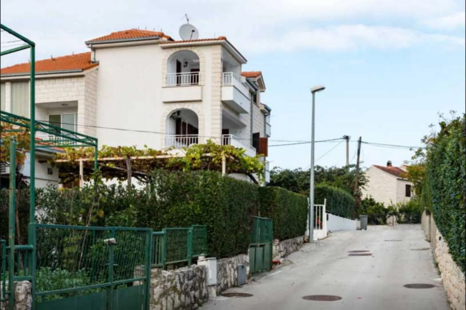 Villa Supetar Garden - Two Bedroom Apartment with Balcony-Buitenlucht