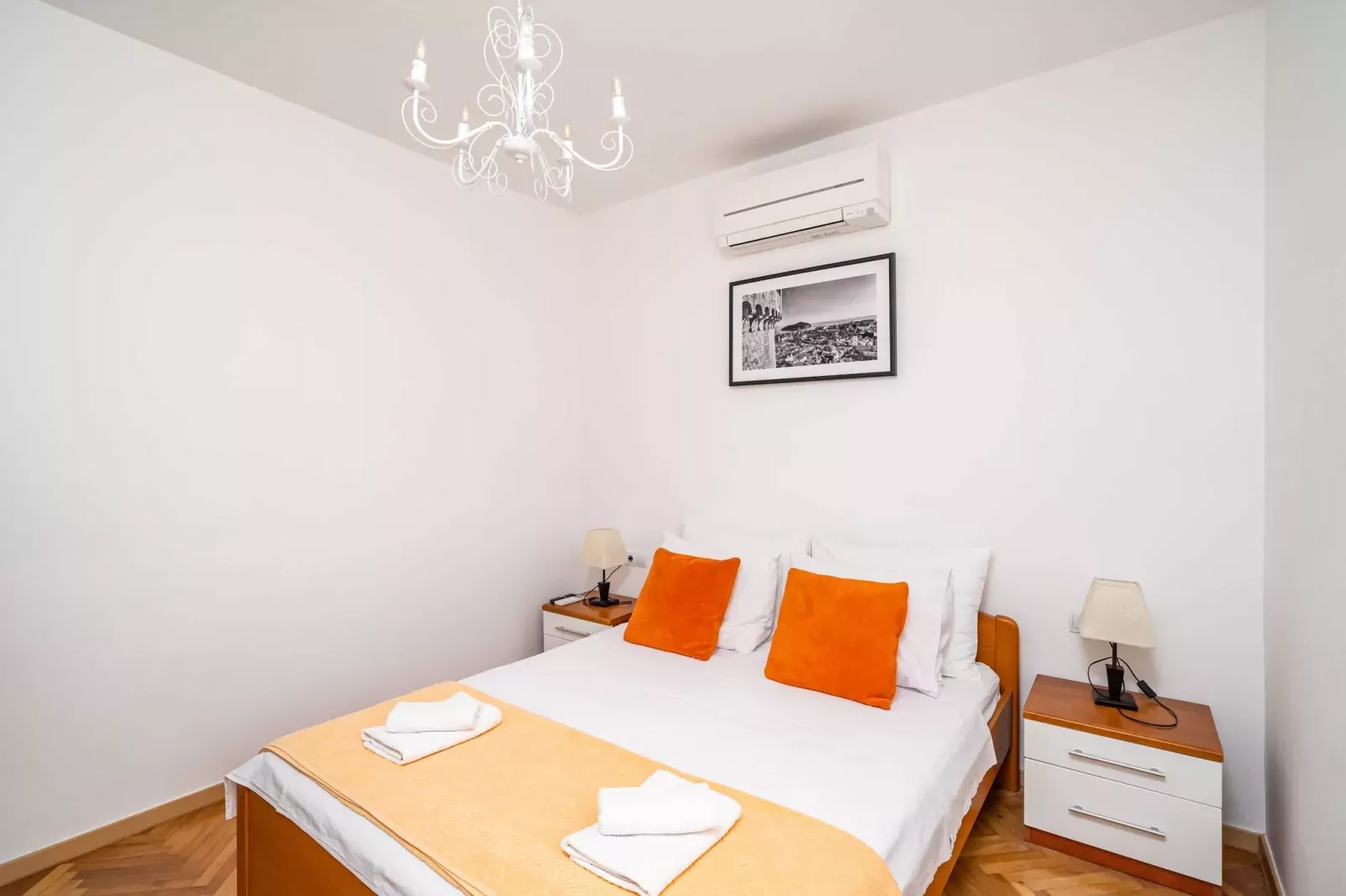 Holiday Home King - Four Bedroom House with Terrace-Slaapkamer