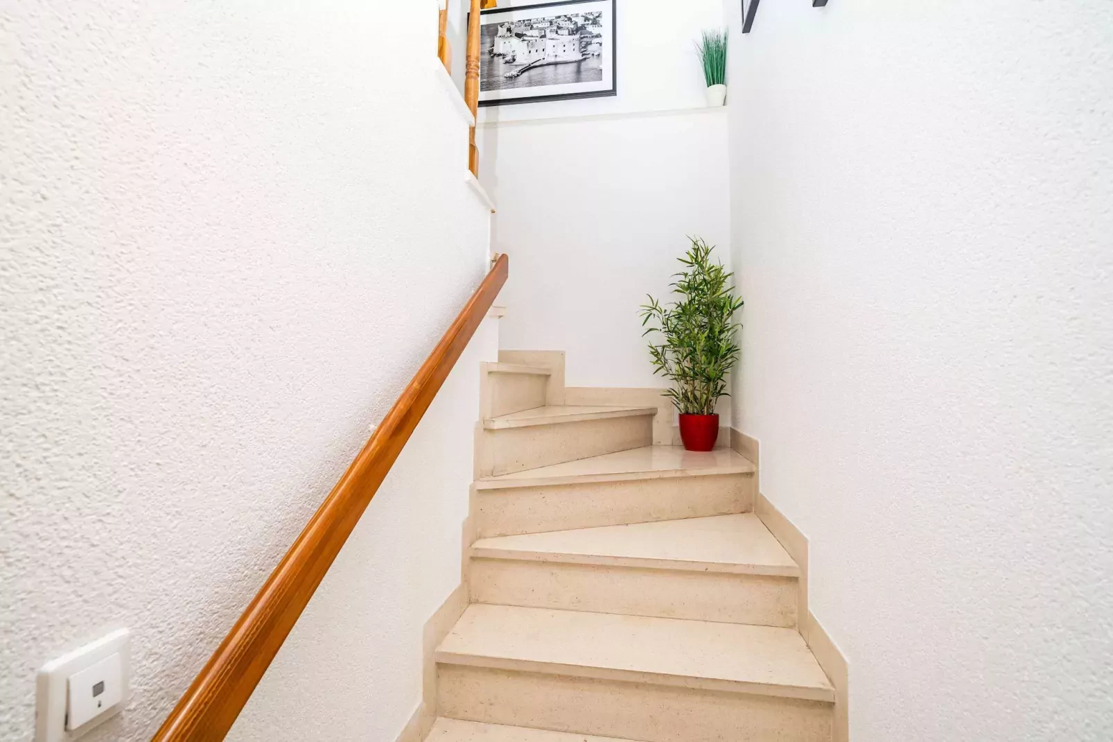 Holiday Home King - Four Bedroom House with Terrace-Binnen
