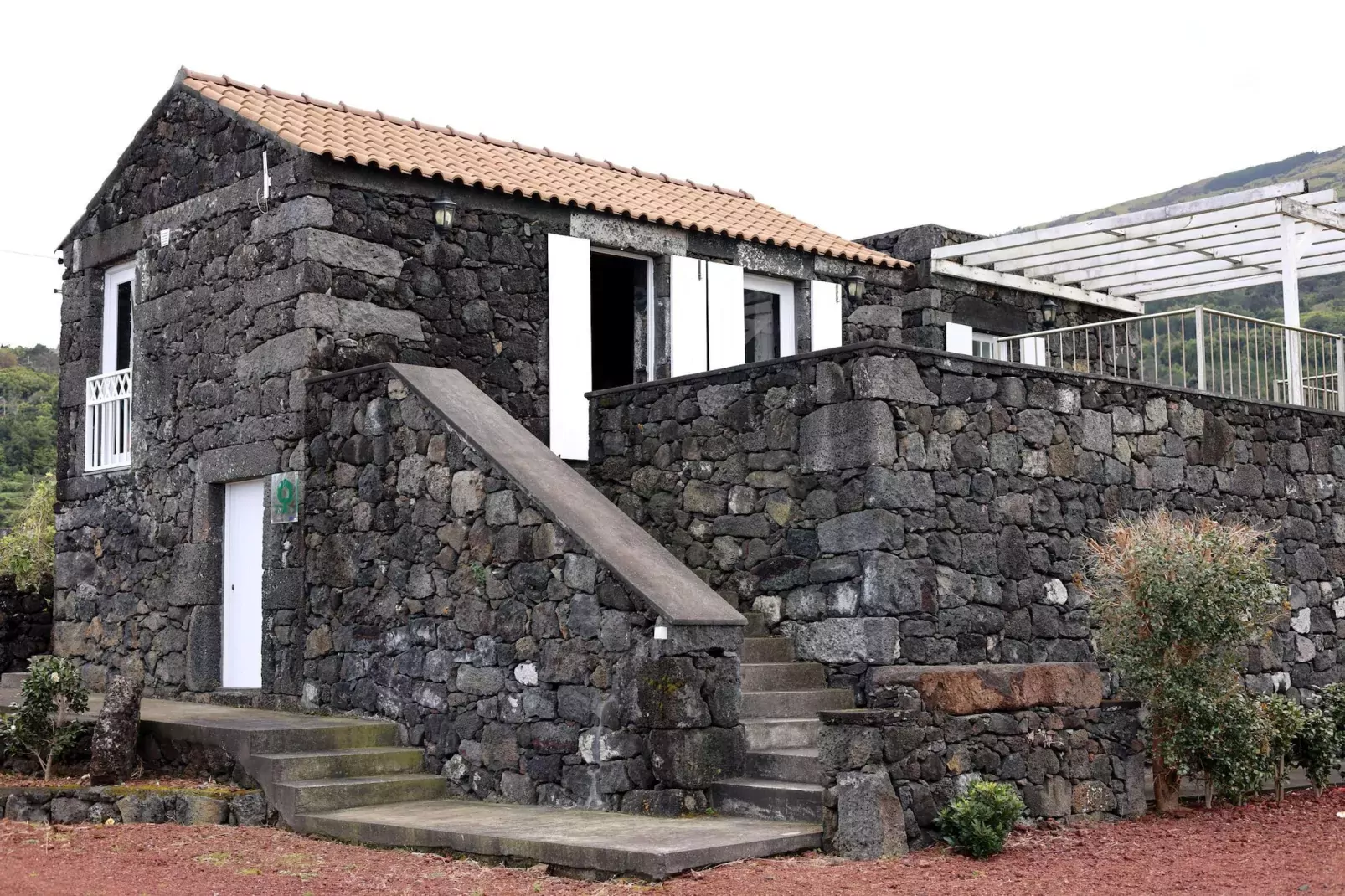 Ferienhäuser Adegas do Pico in Prainha // Adega T2 70-90m2 / sea-Buitenkant zomer