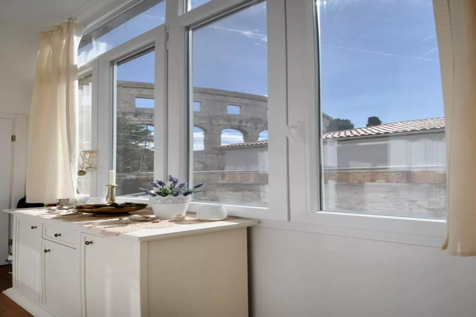 Amphitheater Art Apartment-Buitenlucht