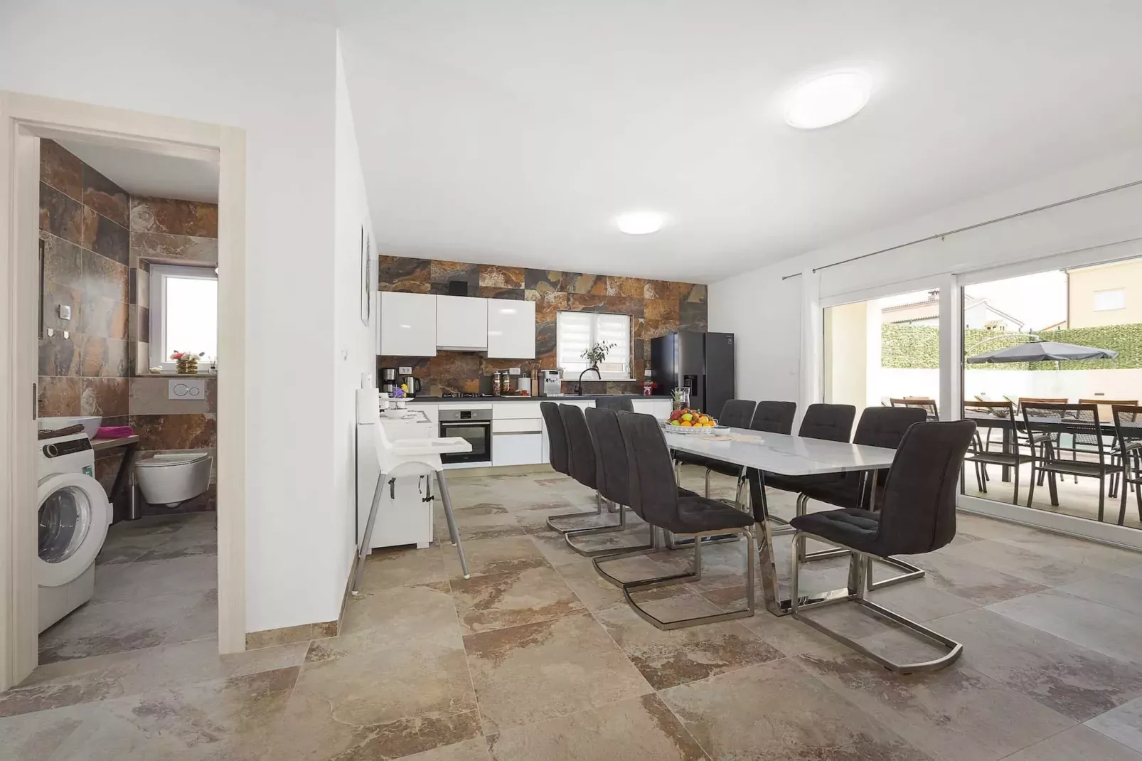 Villa Nur Amela with Pool, Jacuzzi, Darts-Eetkamer