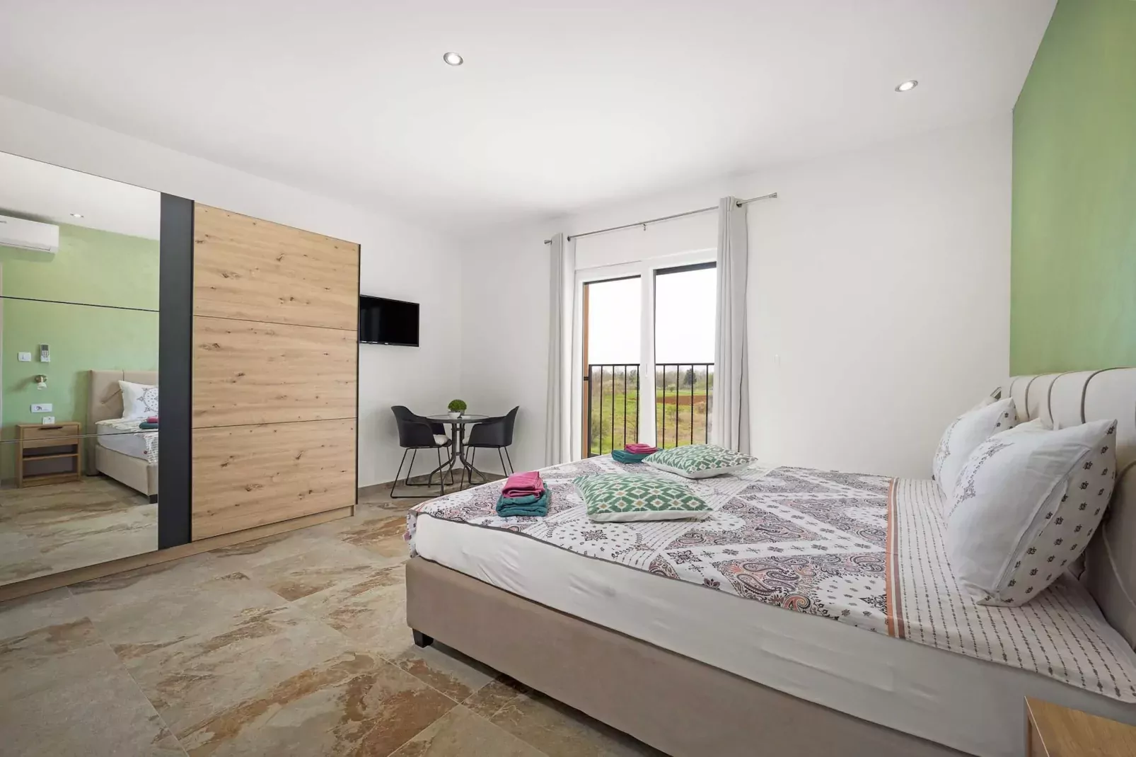 Villa Nur Amela with Pool, Jacuzzi, Darts-Slaapkamer