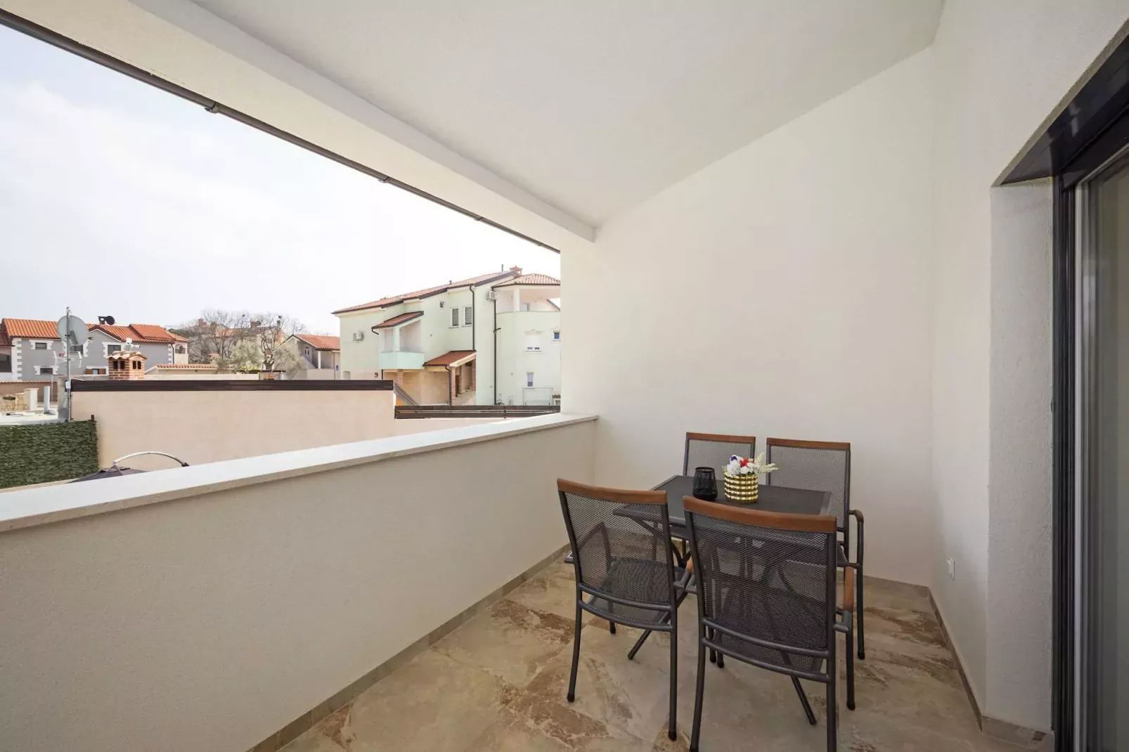 Villa Nur Amela with Pool, Jacuzzi, Darts-Terrasbalkon