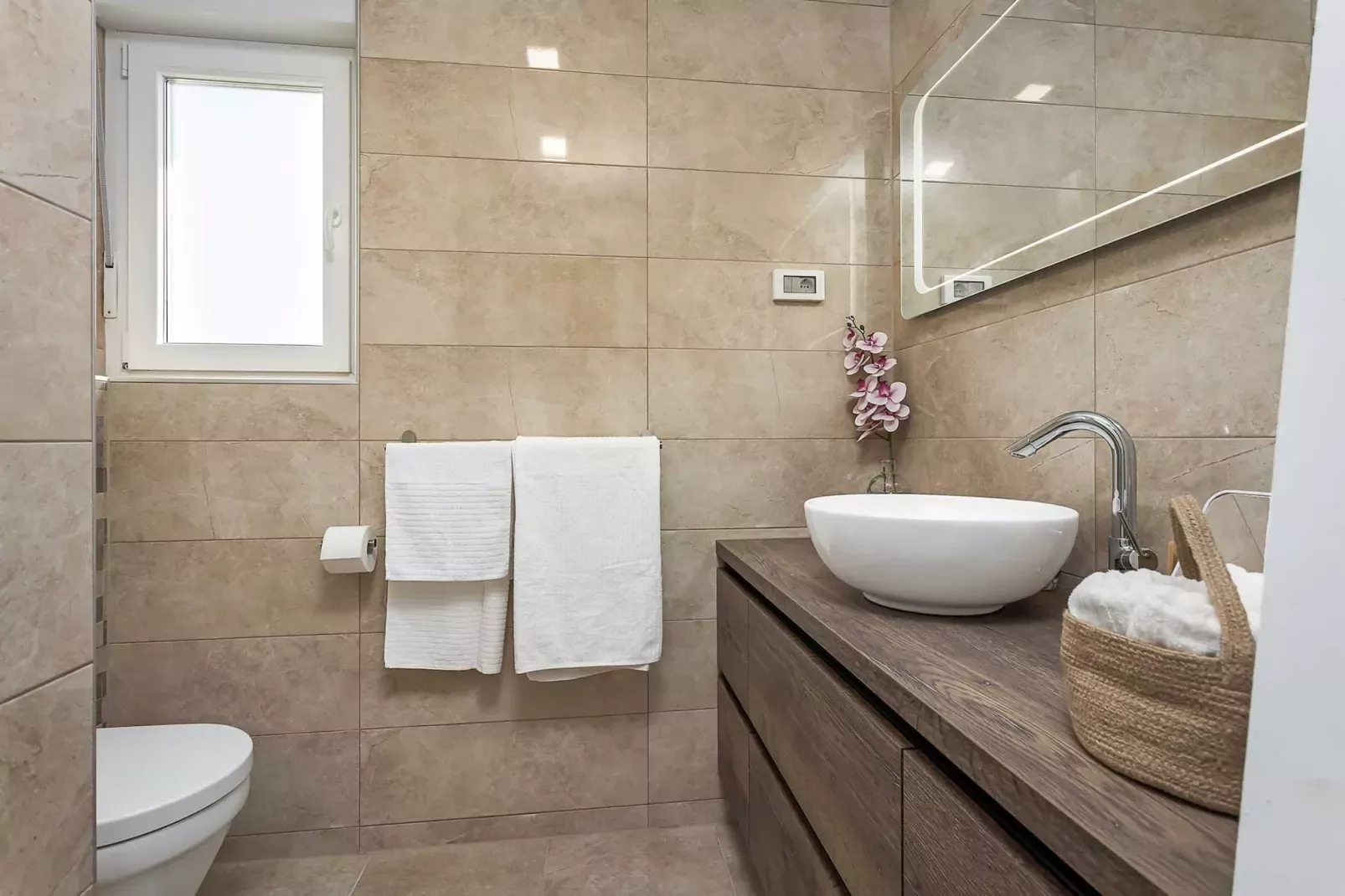 Lana Luxe - One Bedroom Apartment with Balcony-Badkamer