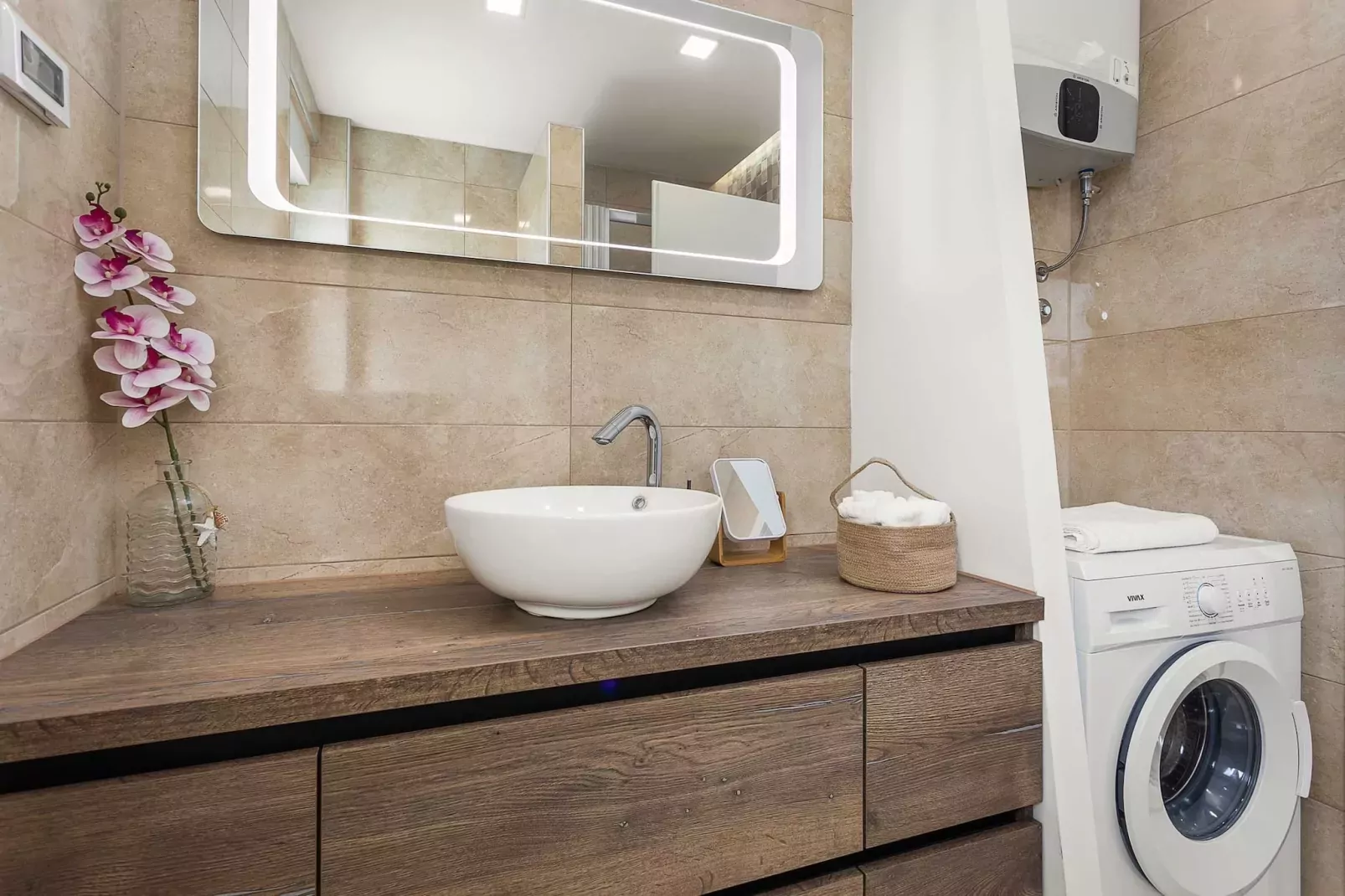 Lana Luxe - One Bedroom Apartment with Balcony-Badkamer