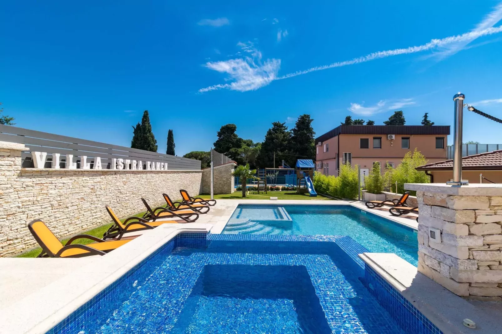 IstraKamen 16+2- Pool, Jacuzzi, Sports-Zwembad
