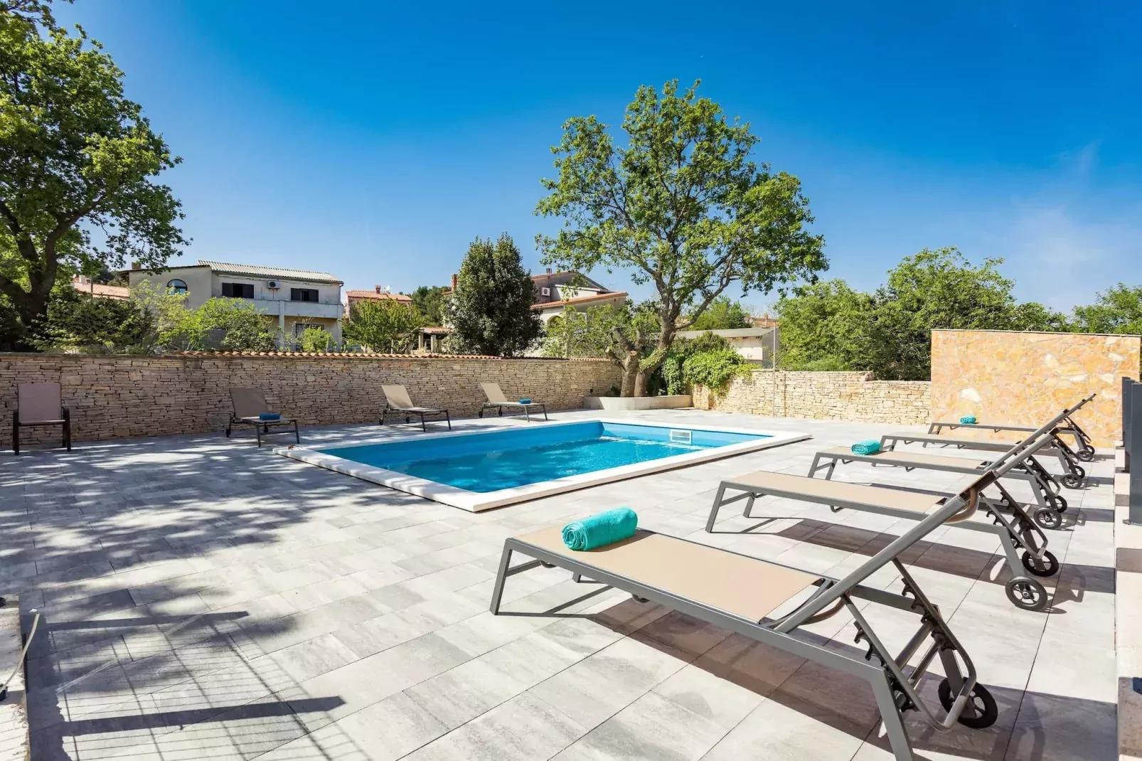 Cesare 3 - Modern Apartment with Shared Pool-Zwembad