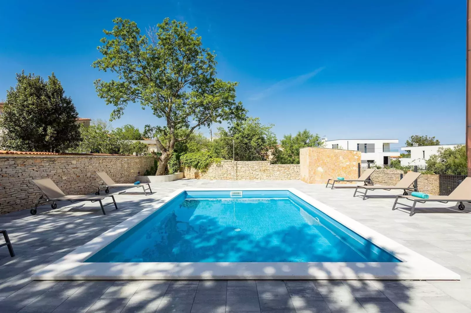 Cesare 3 - Modern Apartment with Shared Pool-Zwembad