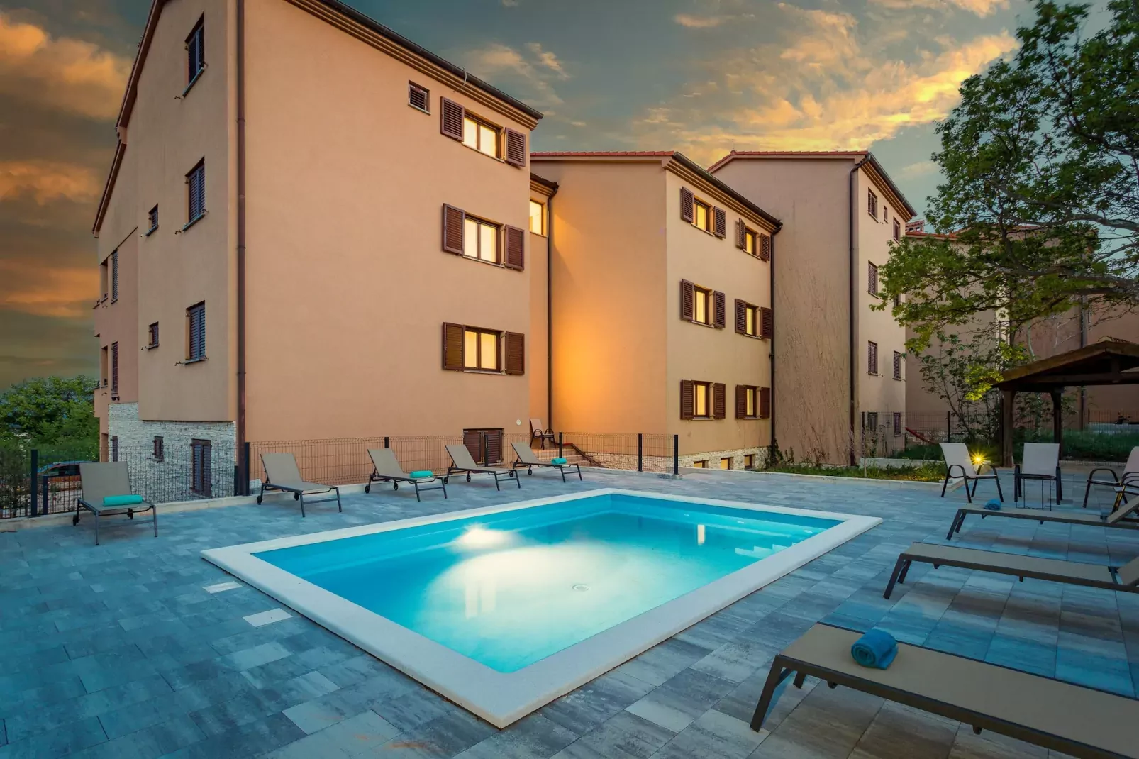 Cesare 5-Modern Apartment with Shared Pool-Zwembad