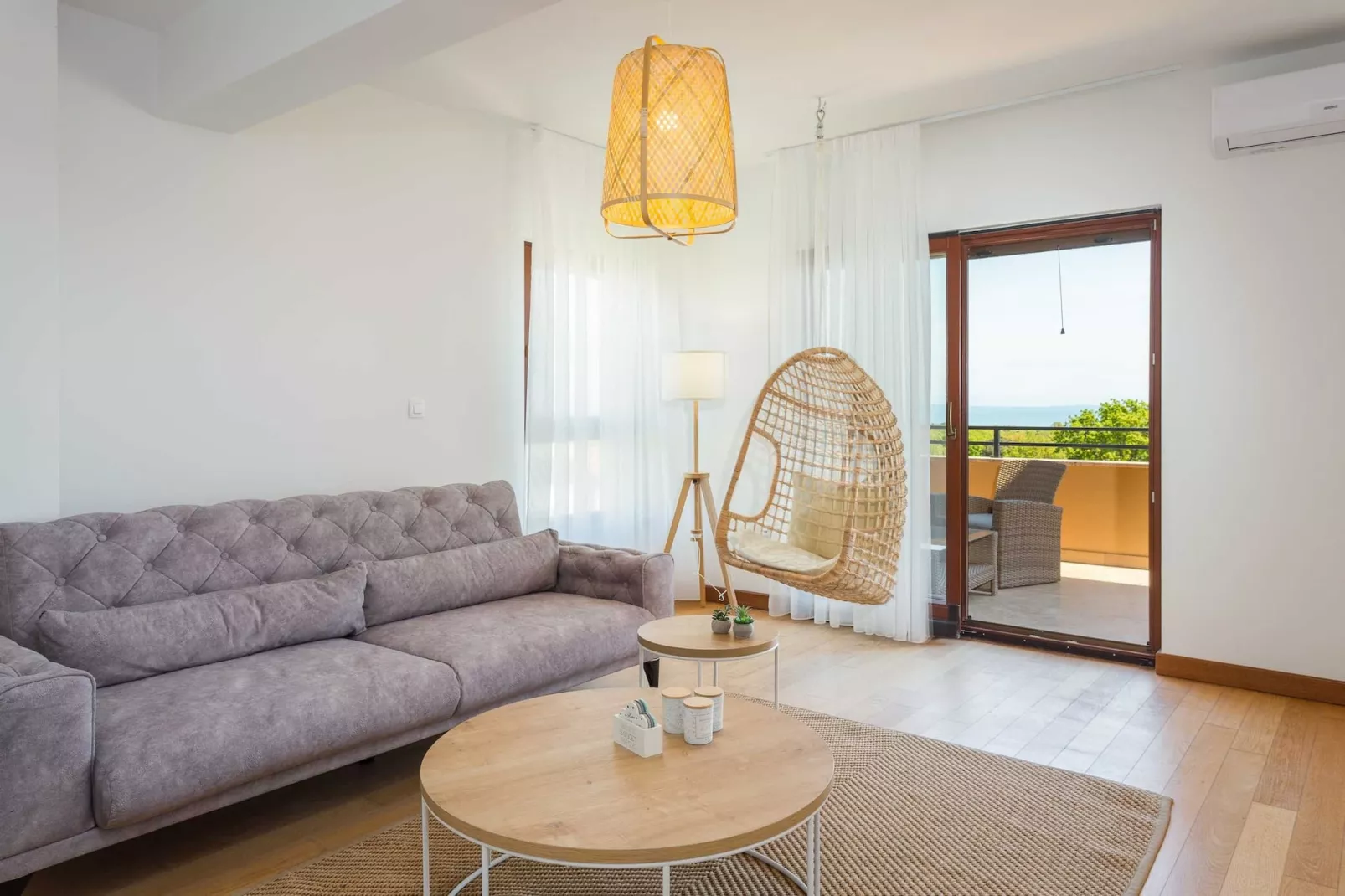 Cesare 5-Modern Apartment with Shared Pool