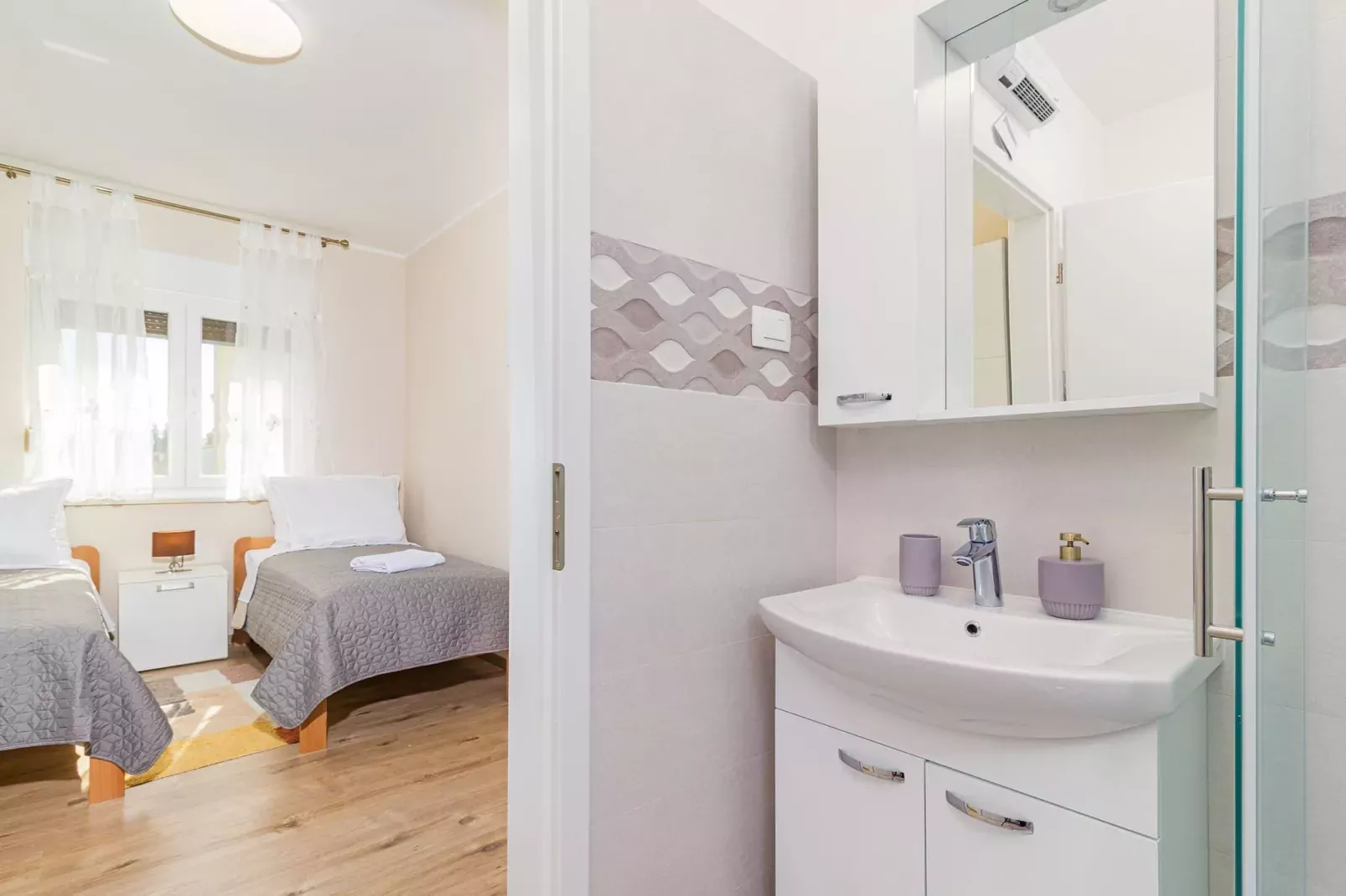 Modern, Elegant Apartment Anna (Rosemary)-Badkamer