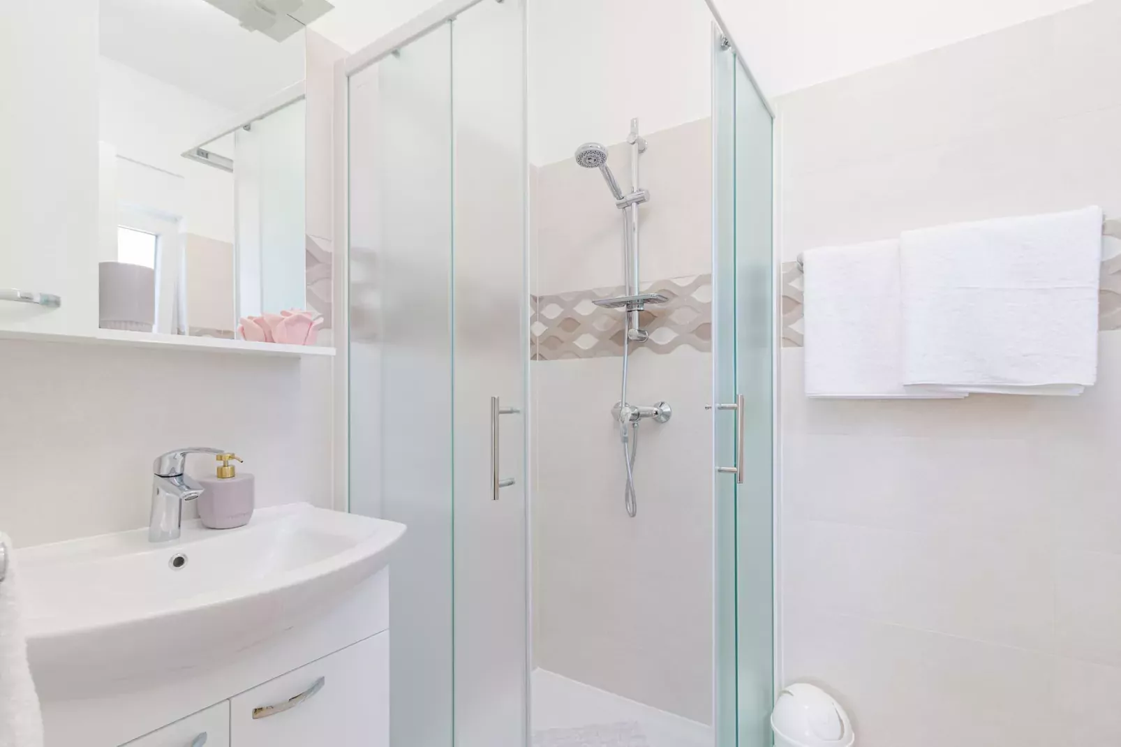 Laurus - Modern, Elegant Apartment (Rosemary)-Badkamer