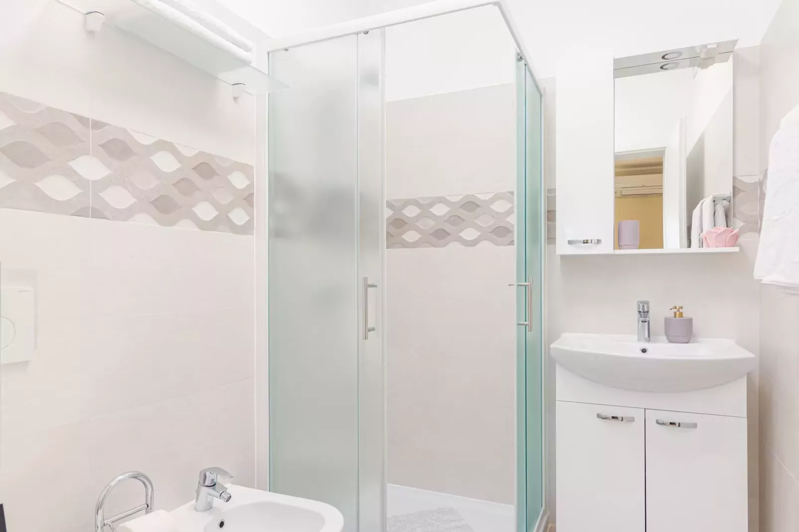 Laurus - Modern, Elegant Apartment (Rosemary)-Badkamer