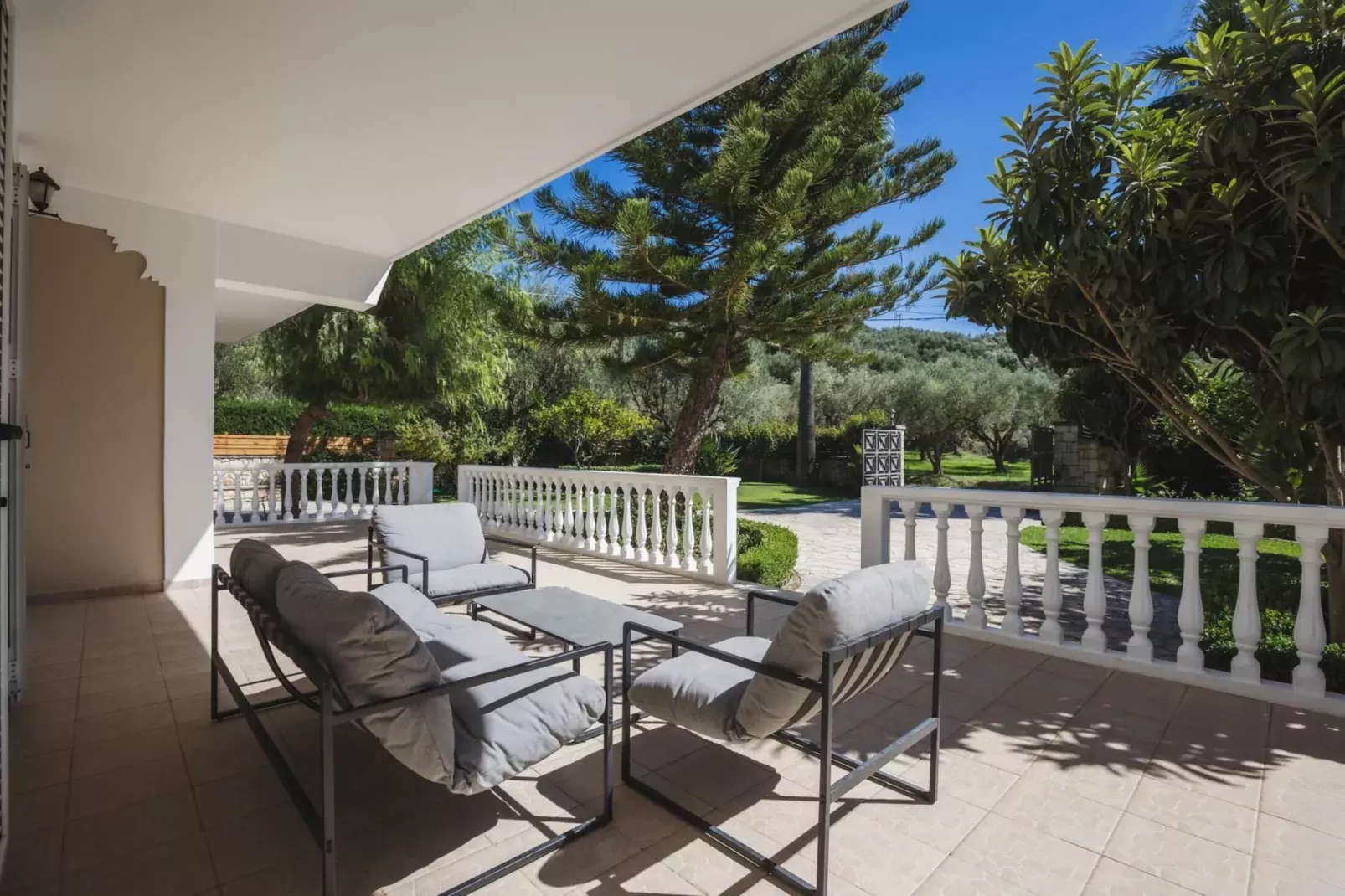 Villa Lilly with private pool-Terrasbalkon